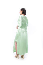 Arriendo de Vestido seda verde con mangas ajustable a la cintura