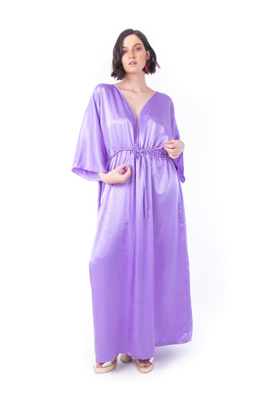 Arriendo de Vestido largo morado con mangas, ajustable a la cintura