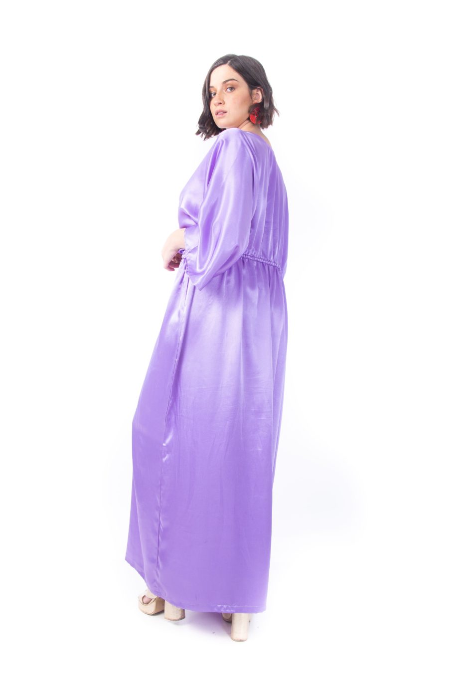 Arriendo de Vestido largo morado con mangas, ajustable a la cintura