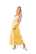 Arriendo de Vestido amarillo seda vuelos blancos en busto y espalda