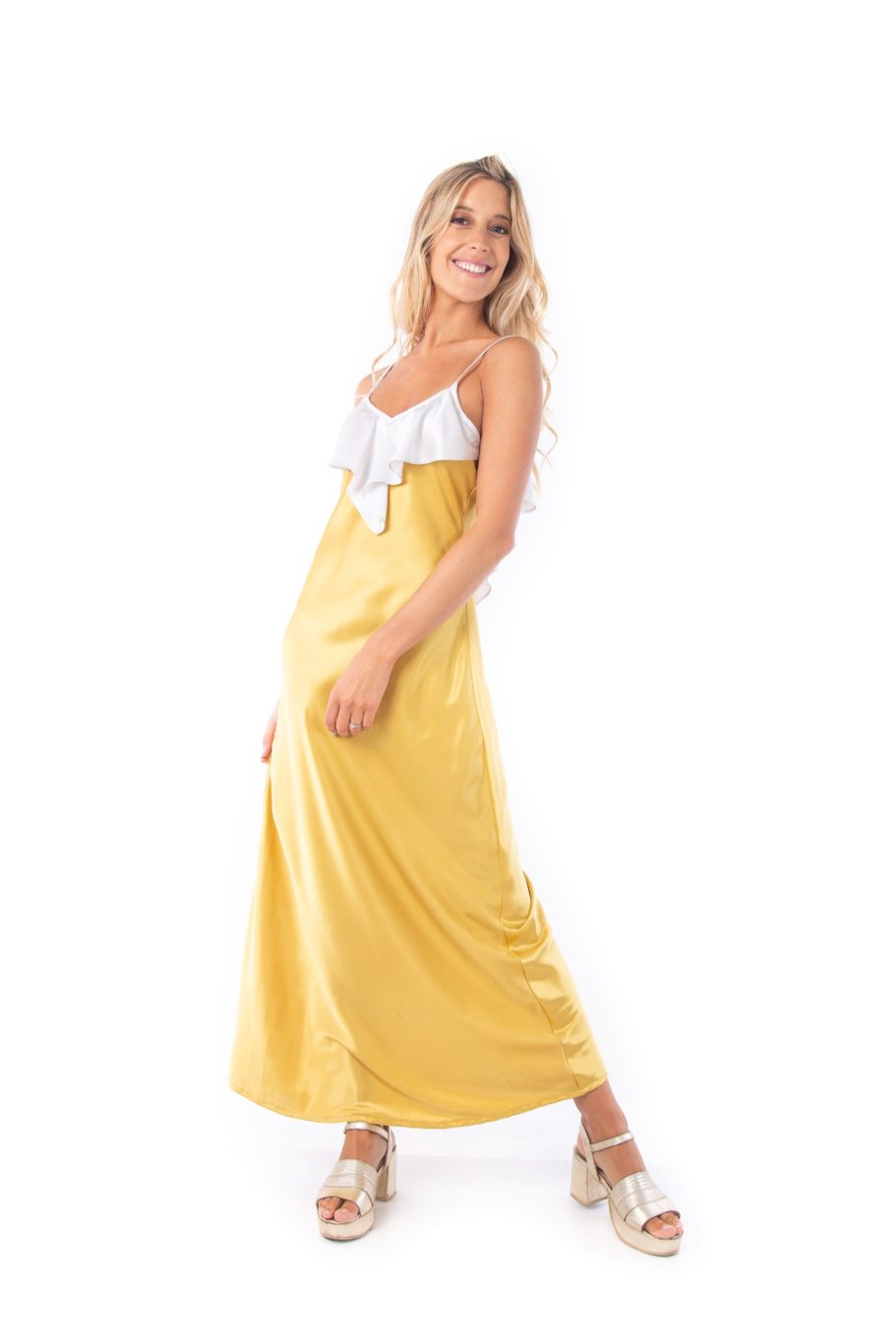 Arriendo de Vestido amarillo seda vuelos blancos en busto y espalda