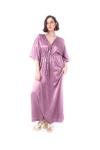 Arriendo de Vestido largo morado metálico con mangas, ajuste a la cintura