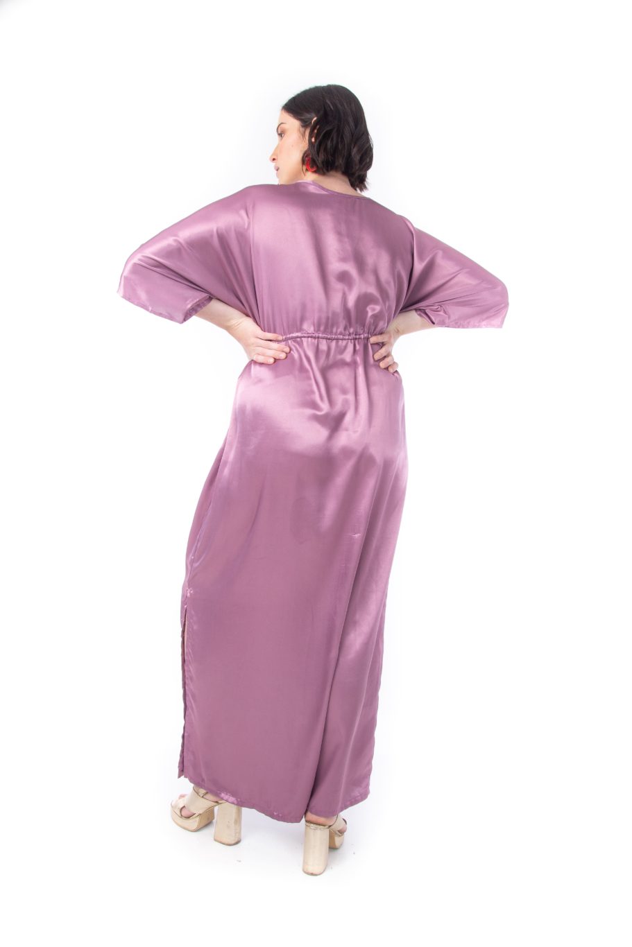 Arriendo de Vestido largo morado metálico con mangas, ajuste a la cintura