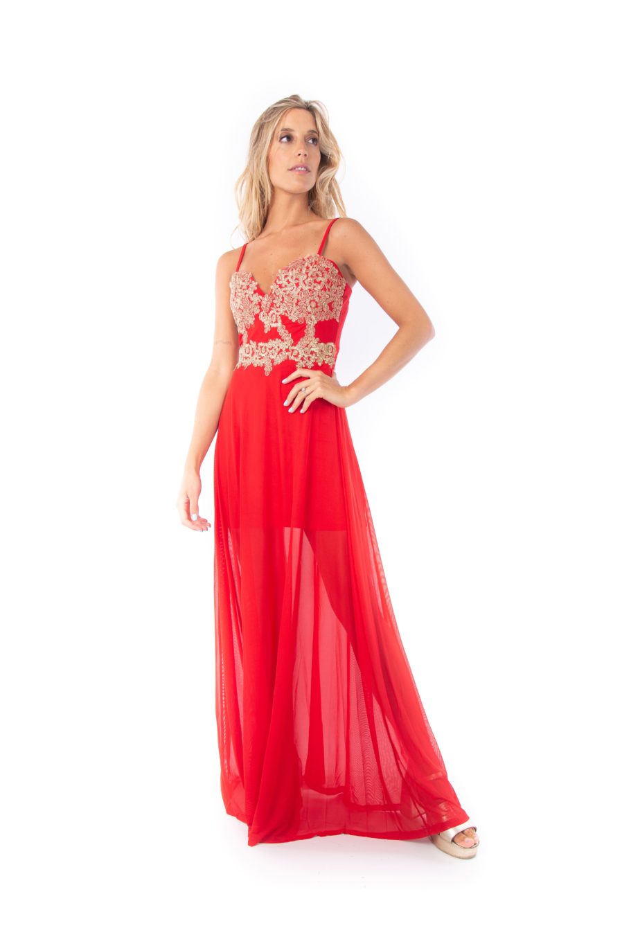 Arriendo de Vestido rojo tiritas escote corazón detalles dorados en busto