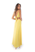 Arriendo de Conjunto amarillo amarre atras, bordado plateado en pollera