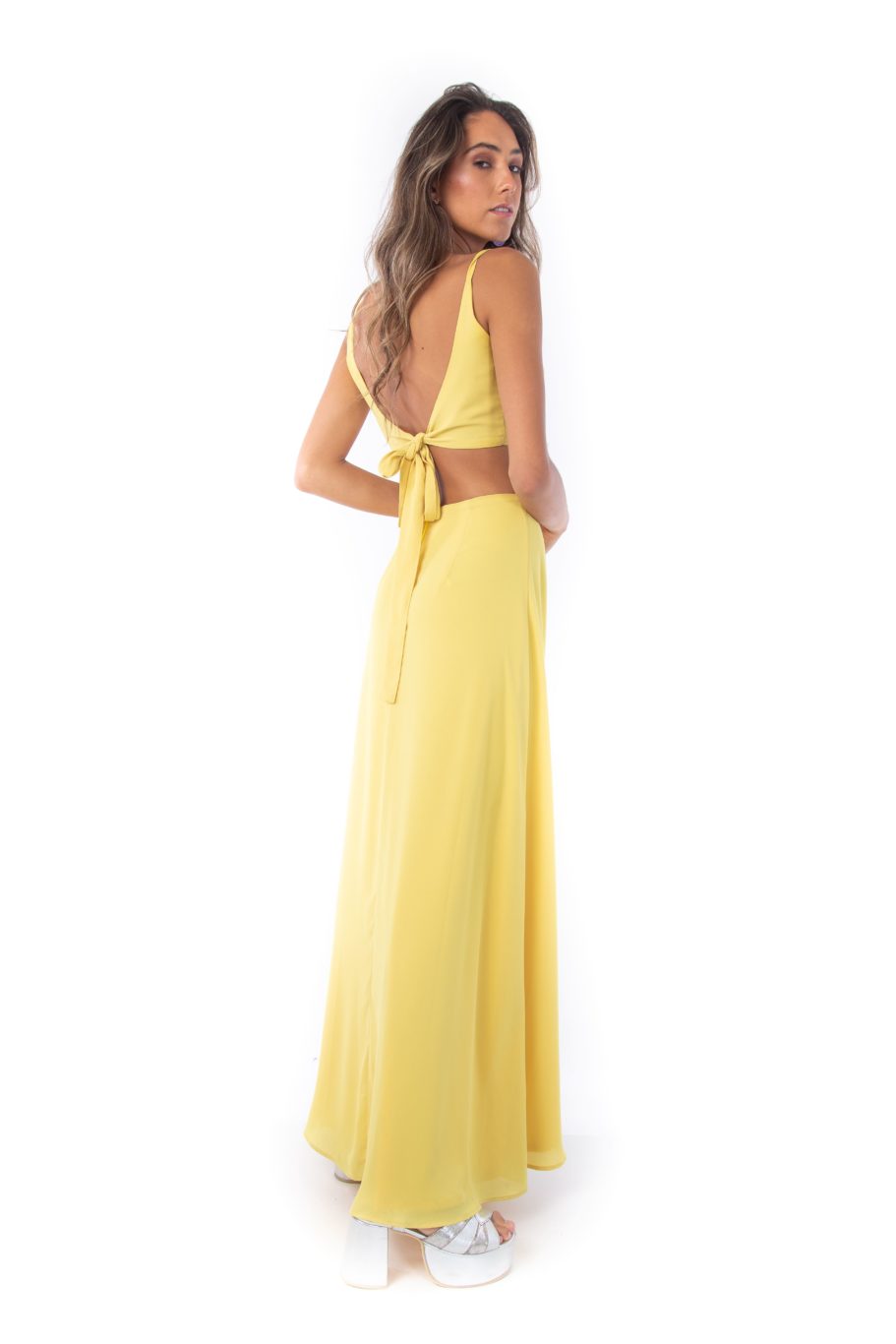 Arriendo de Conjunto amarillo amarre atras, bordado plateado en pollera