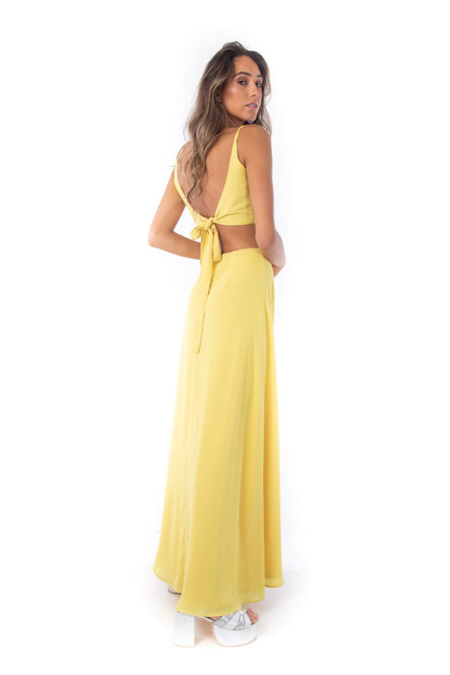 Arriendo de Conjunto amarillo amarre atras, bordado plateado en pollera