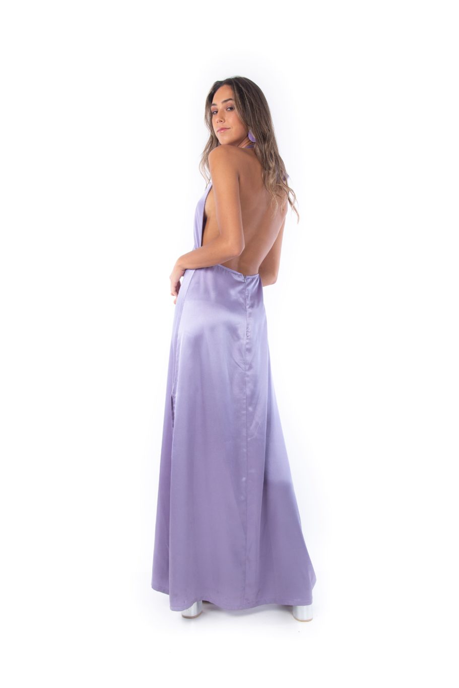 Arriendo de Vestido lila escote en V amarre en cuello, espalda descubierta