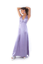 Arriendo de Vestido lila escote en V amarre en cuello, espalda descubierta