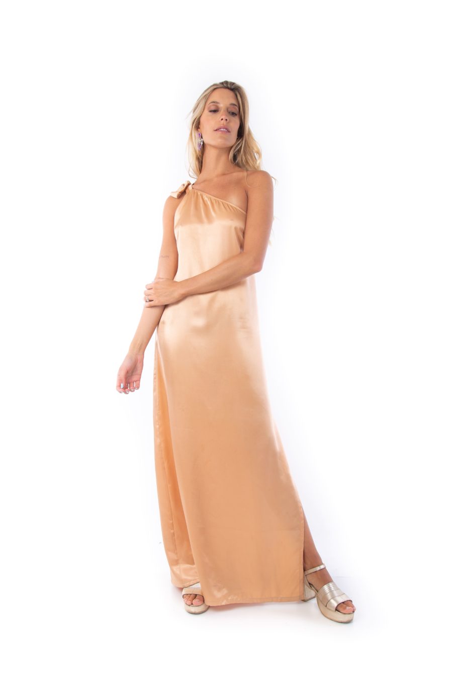 Arriendo de Vestido largo nude, corte al costado, amarre cruzado en el hombro