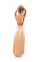 Arriendo de Vestido largo nude, corte al costado, amarre cruzado en el hombro