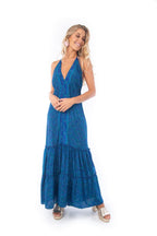 Arriendo de Vestido azul largo cuello en v, diseño estampado en tonos verdes