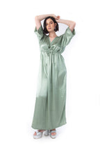 Arriendo de Vestido verde oliva con mangas ajustable en la cintura