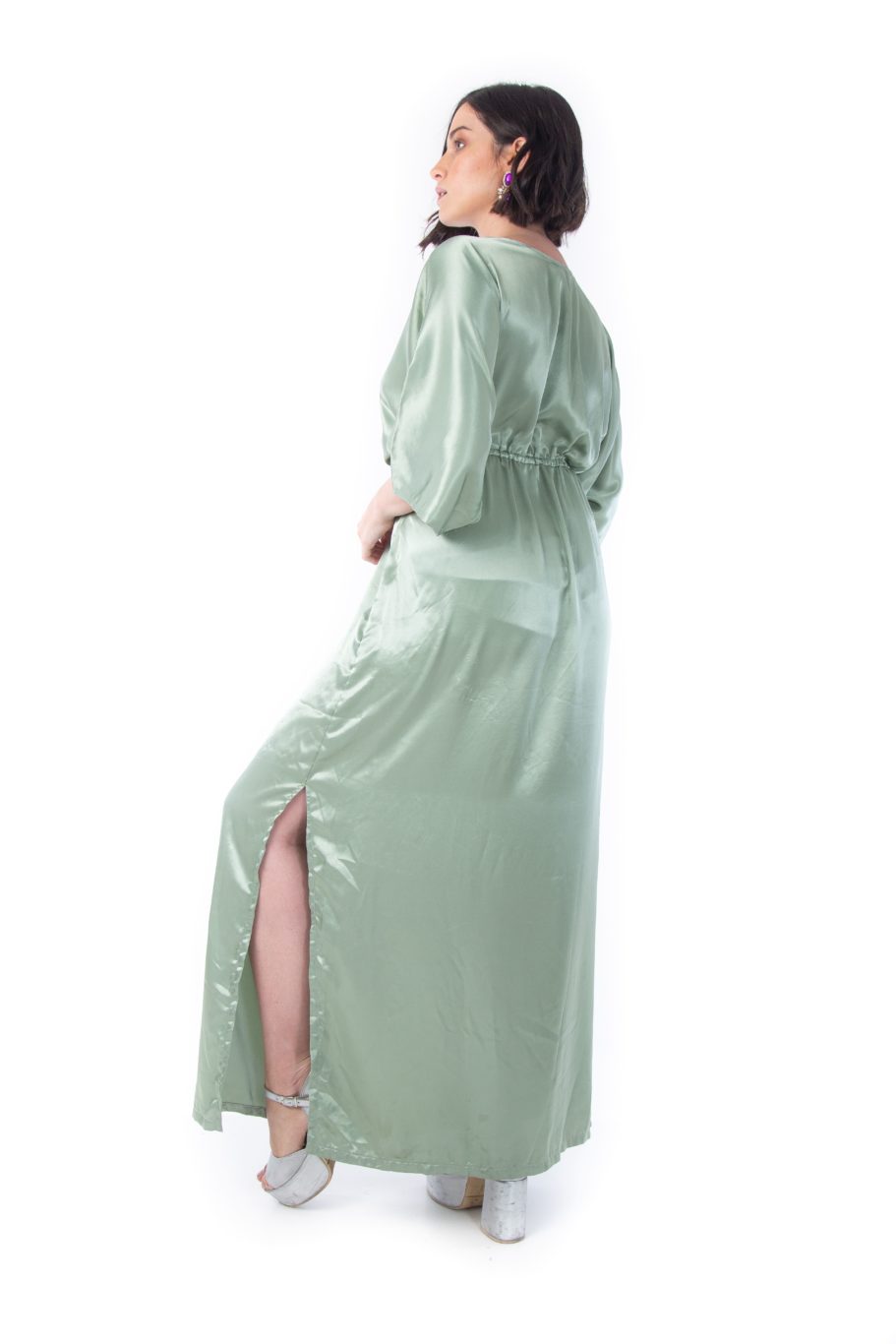 Arriendo de Vestido verde oliva con mangas ajustable en la cintura