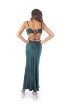 Arriendo de Vestido verde esmeralda, escotado a los costados