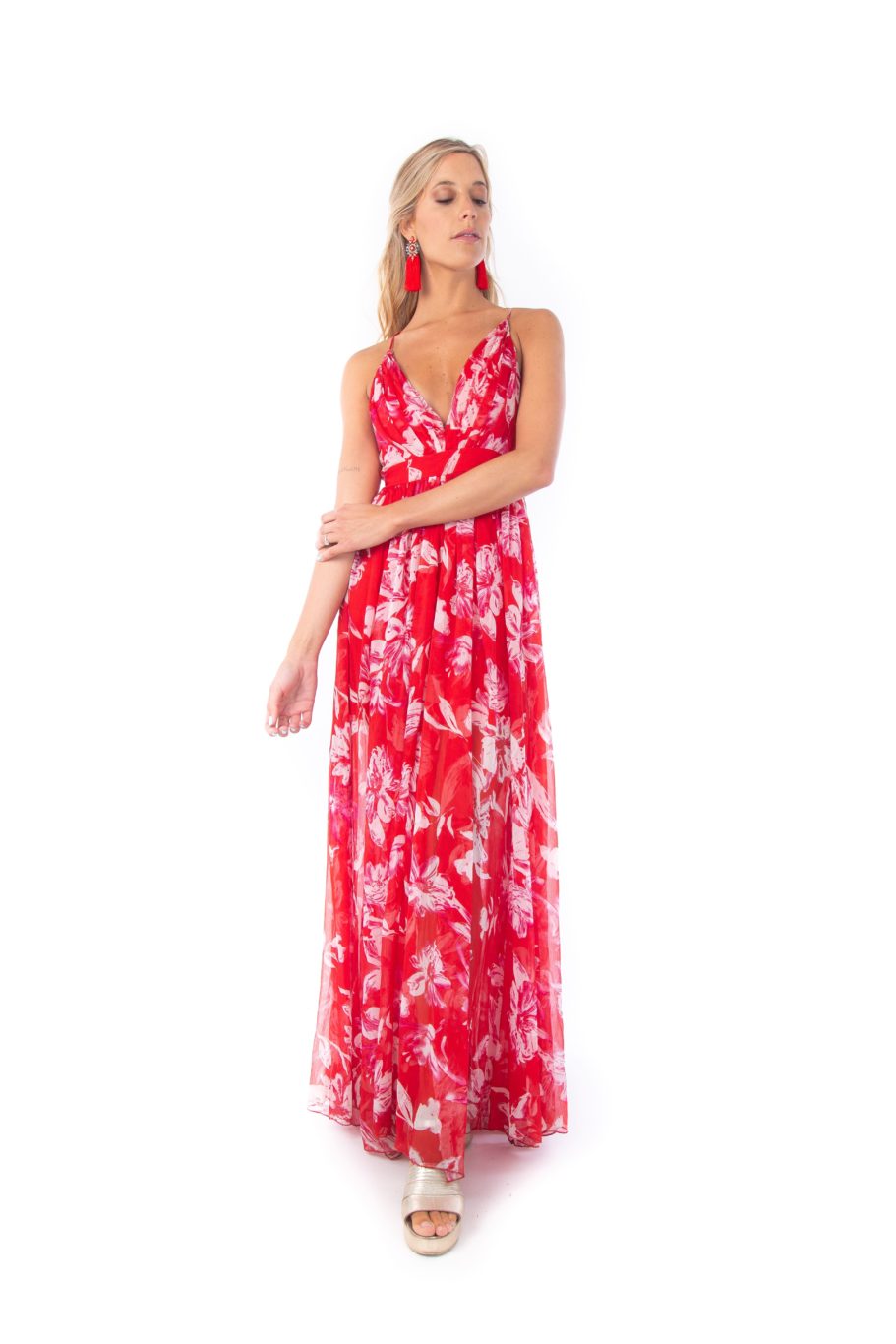 Arriendo de Vestido rojo floreado, flores blancas y rosadas