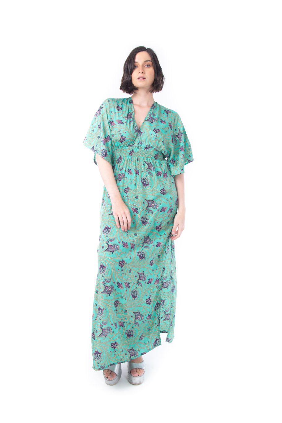 Arriendo de Vestido con mangas color turqueza con estampado morado