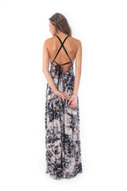 Arriendo de vestido largo estampado con lentejuelas en pecho