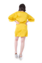 Arriendo de Vestido corto amarillo, cruze al costado