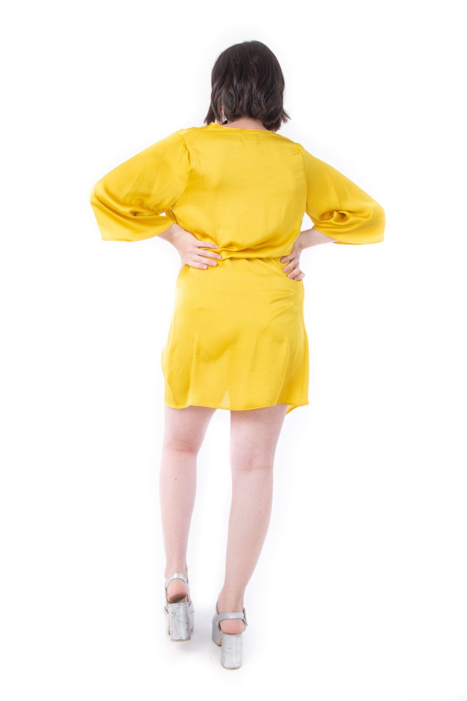 Arriendo de Vestido corto amarillo, cruze al costado