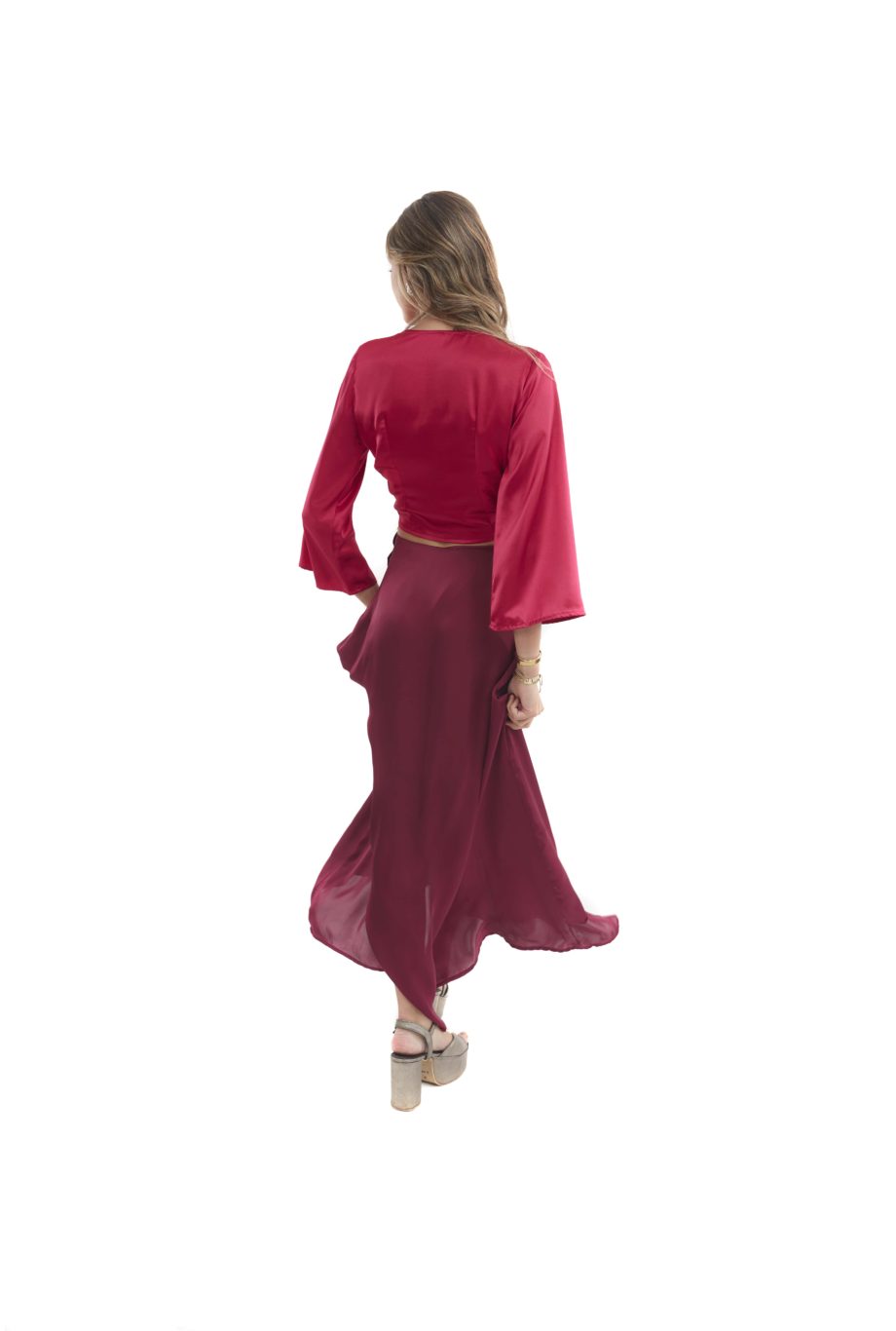 Arriendo de Top fucsia con mangas seda y pollera de seda conchevino con vuelos adelante