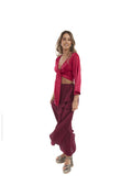 Arriendo de Top fucsia con mangas seda y pollera de seda conchevino con vuelos adelante