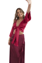 Arriendo de Top fucsia con mangas seda y pollera de seda conchevino con vuelos adelante