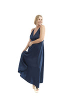 Arriendo de Vestido largo azul oscuro seda con ruedo