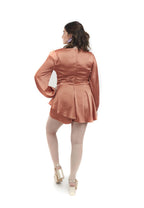 Arriendo de Vestido corto terracota manga larga cinturón plizado