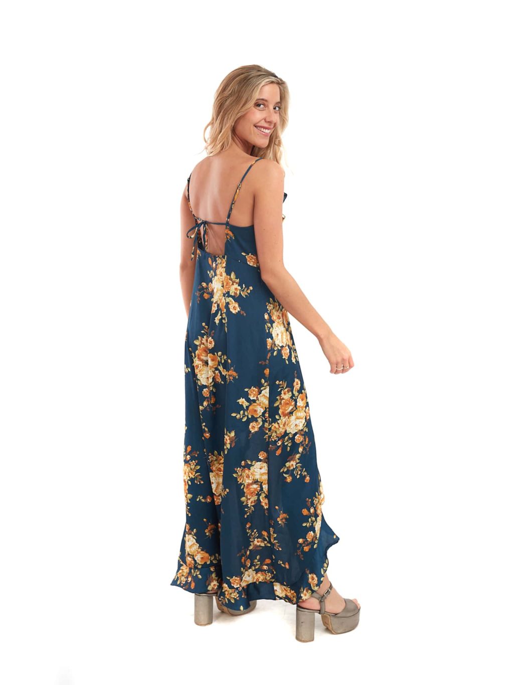 Arriendo de Vestido largo azul con flores amarillas y vuelo adelante