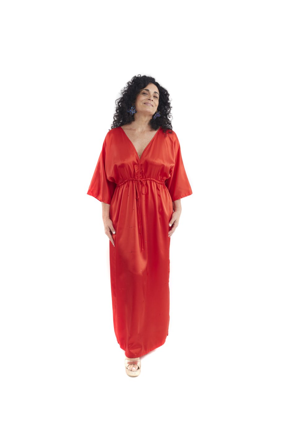 Arriendo de Vestido largo rojo metálico seda escote en V con mangas y amarre adelante