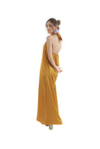 Arriendo de Vestido largo satín mostaza cuello halter largo
