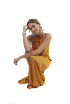Arriendo de Vestido largo satín mostaza cuello halter largo