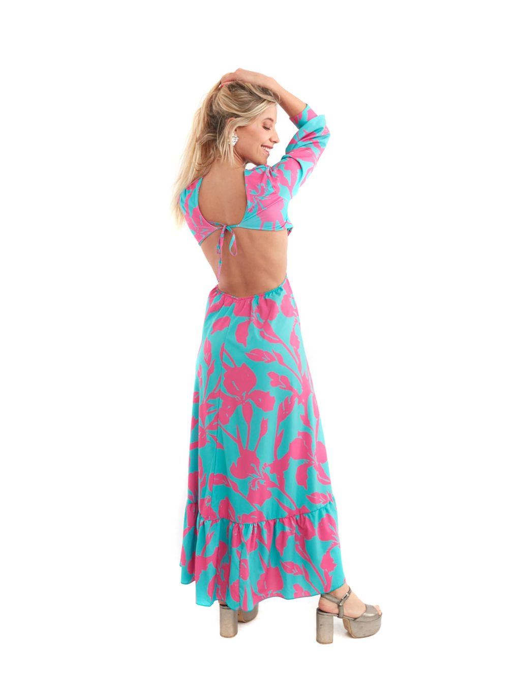 Arriendo de Vestido turquesa con flores fucsia sin espalda escote en V con malla