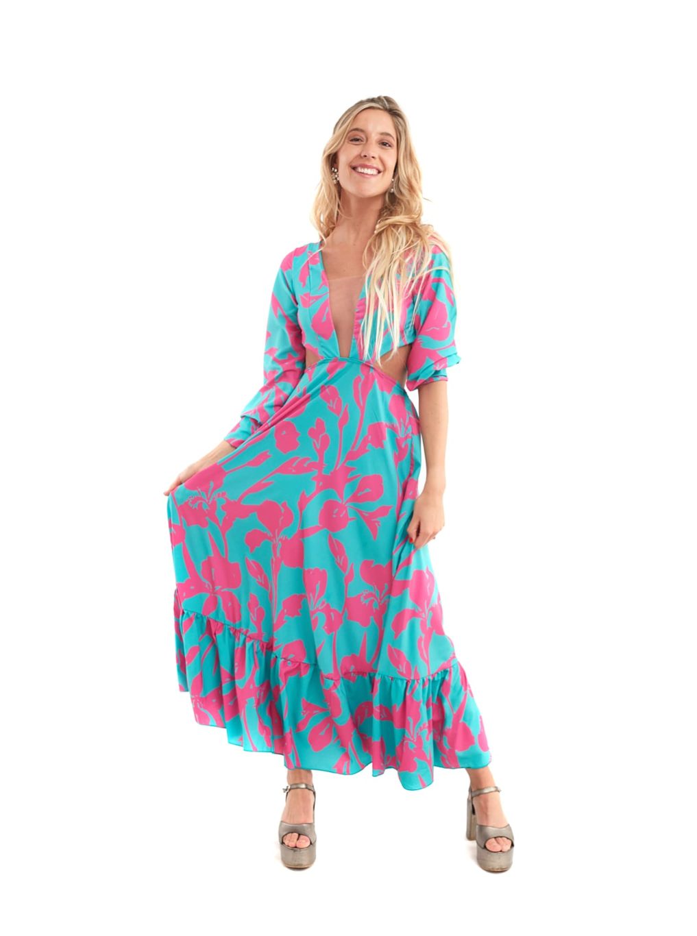 Arriendo de Vestido turquesa con flores fucsia sin espalda escote en V con malla