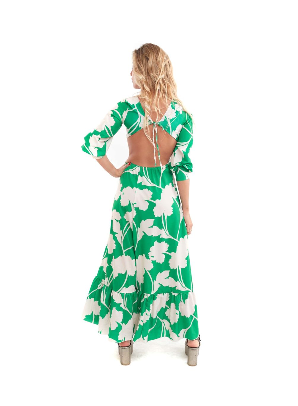 Arriendo de Vestido verde con flores blancas escote en V con malla