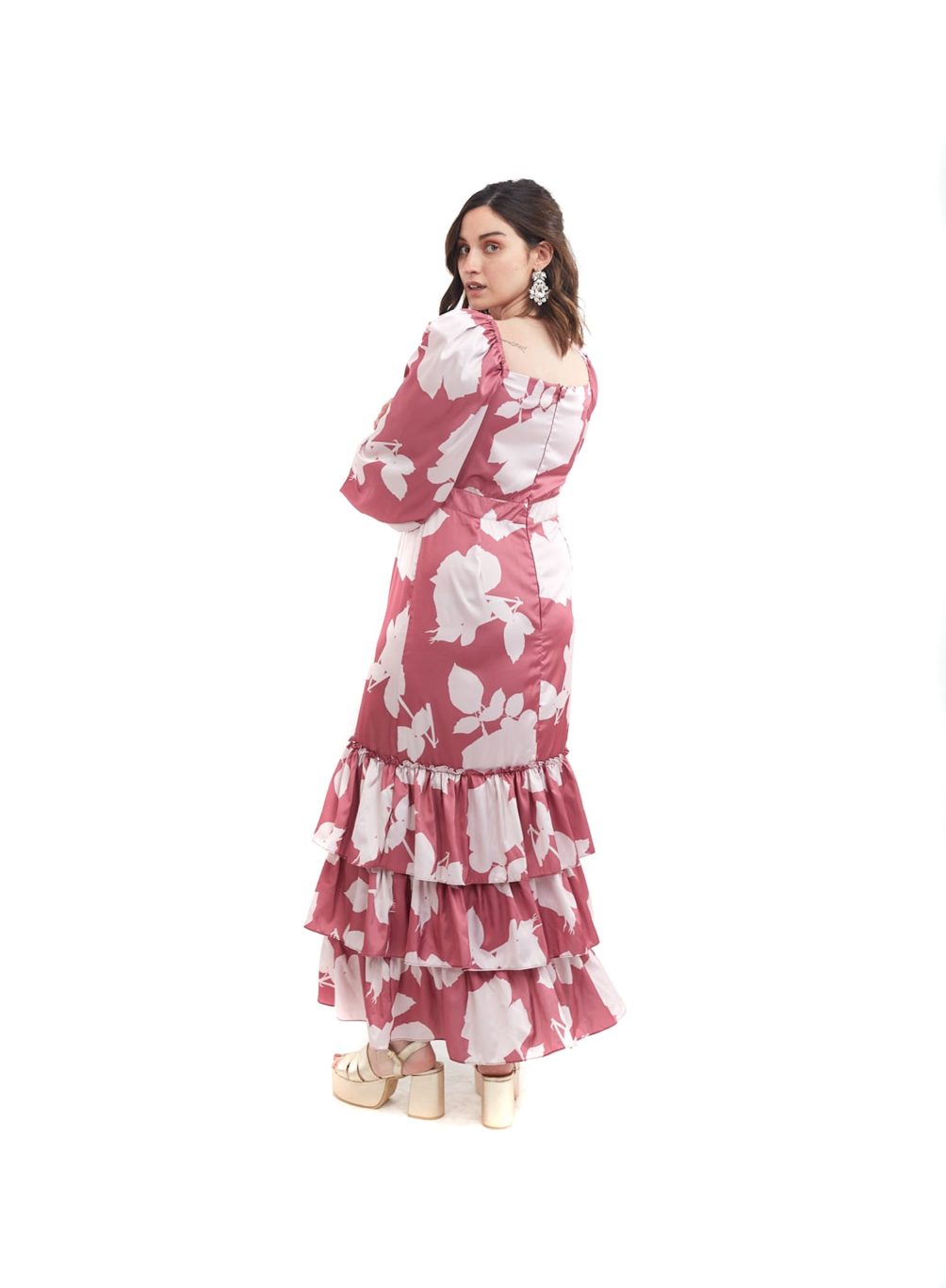 Arriendo de Vestido Cocoota con mangas flores terracota con beige largo