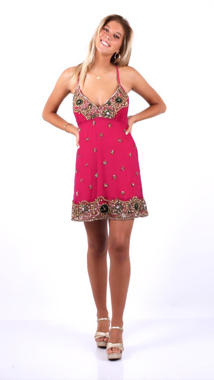 Arriendo de Vestido corto fucsia con mostacillas doradas
