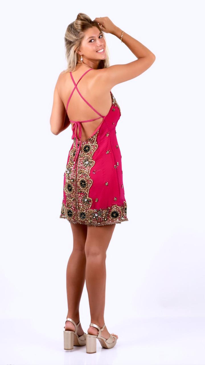 Arriendo de Vestido corto fucsia con mostacillas doradas