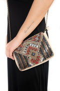 Arriendo de Arriendo de cartera beige con mostacillas de colores y cadenas