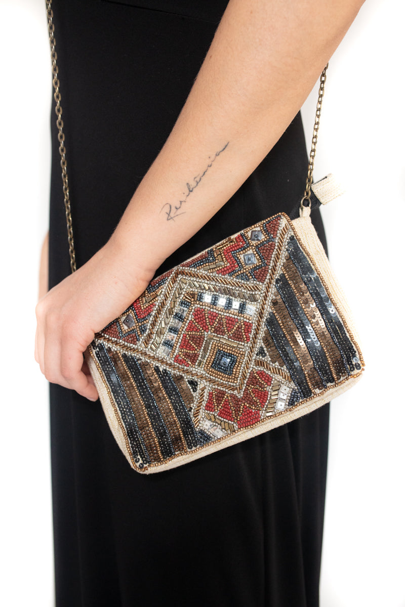 Arriendo de Arriendo de cartera beige con mostacillas de colores y cadenas