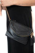 Arriendo de Arriendo de cartera de eco cuero negra con cadena y detalles dorados