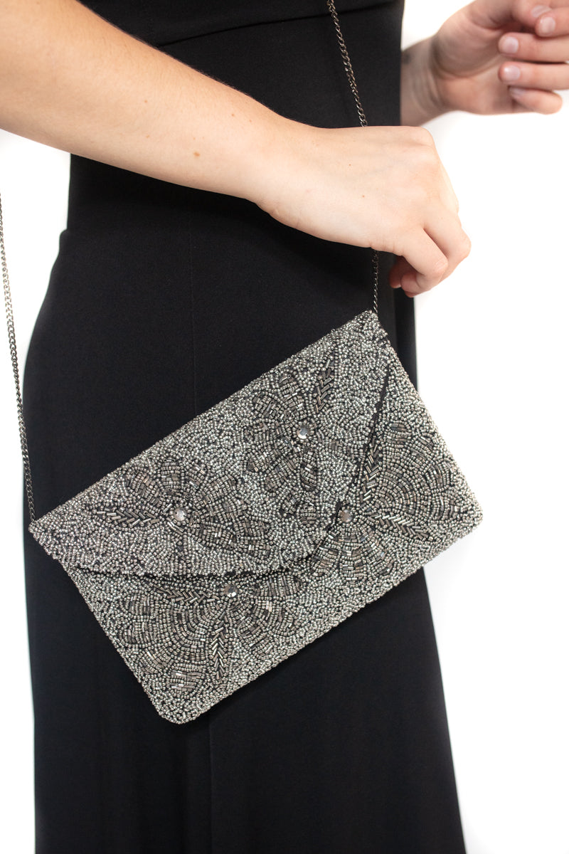 Arriendo de Arriendo de cartera Lounge negra con mostacillas plateadas