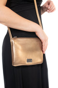 Arriendo de Arriendo de cartera eco cuero dorada marca Lounge