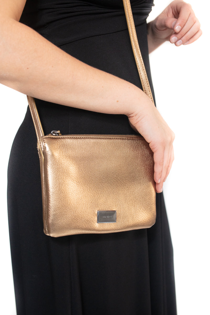 Arriendo de Arriendo de cartera eco cuero dorada marca Lounge