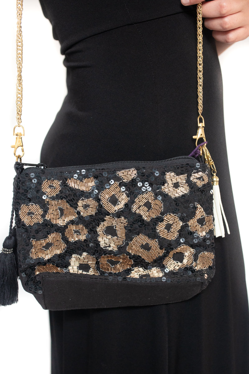 Arriendo de Arriendo de Cartera negra con mostacillas doradas y negras como animal print