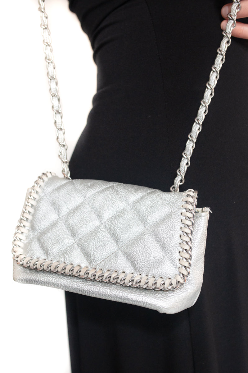 Arriendo de Arriendo de Cartera plateada con cadena plateada