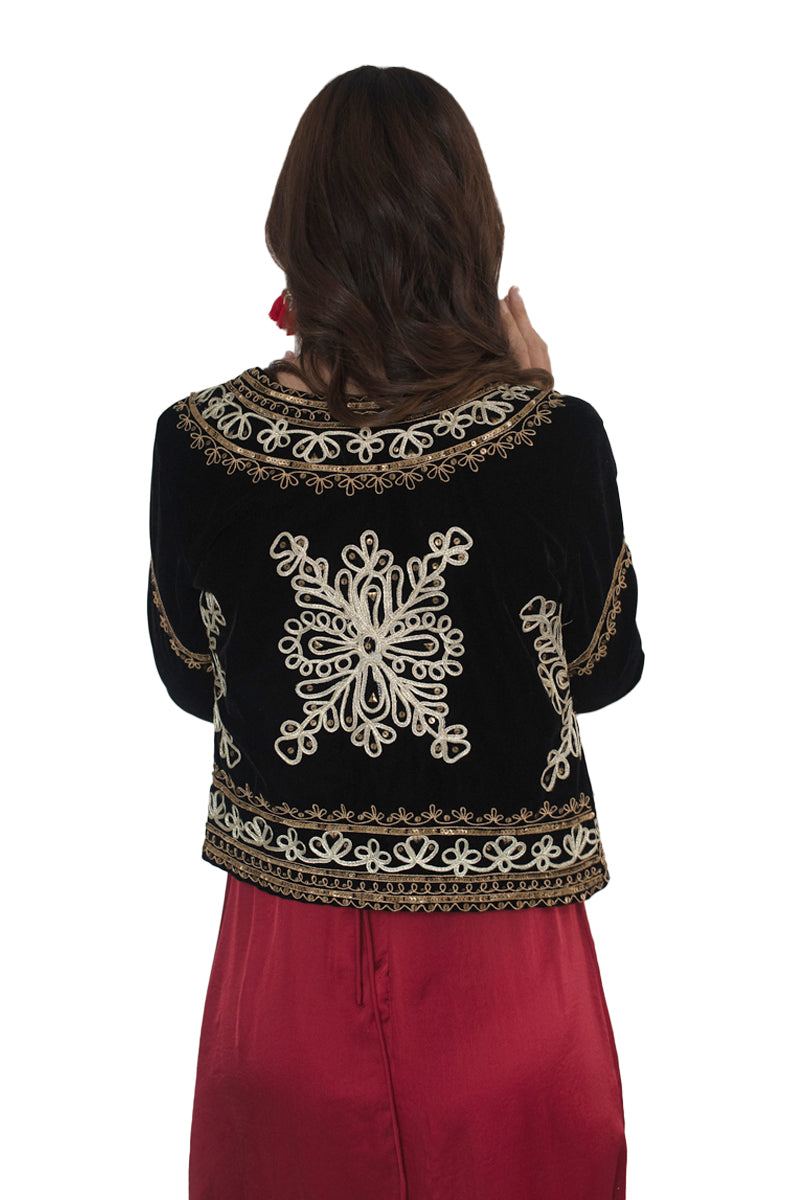 Arriendo de Chaqueta plush negra con detalles dorados bordados