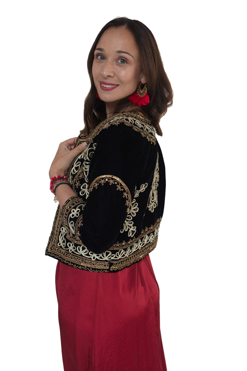 Arriendo de Chaqueta plush negra con detalles dorados bordados