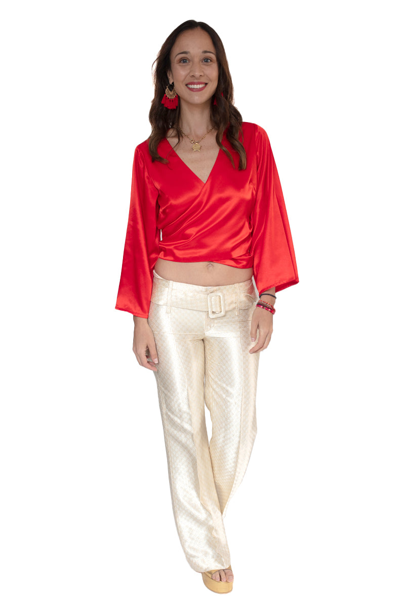 Arriendo de Conjunto crop top rojo con mangas y pantalón color oro viejo con cinturón